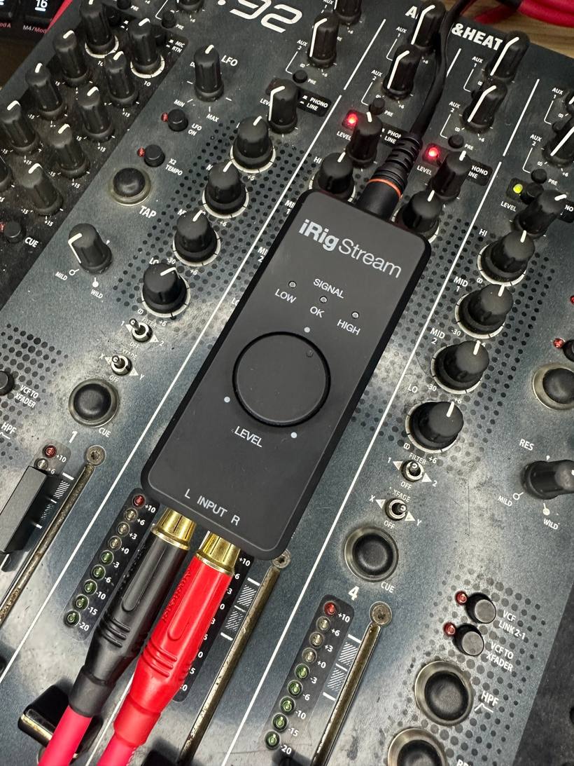 iRig Stream conectado a una consola de DJ Allen & Heath, foto propia de producto en uso