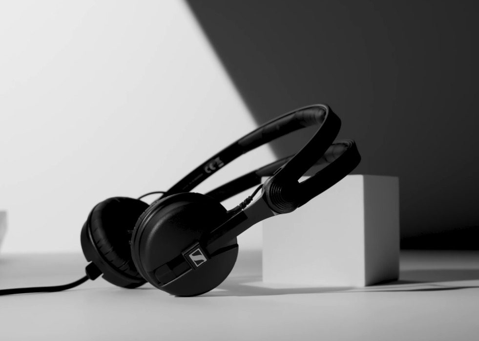 Sennheiser HD 25 fotografiados en estudio, con luz dramática